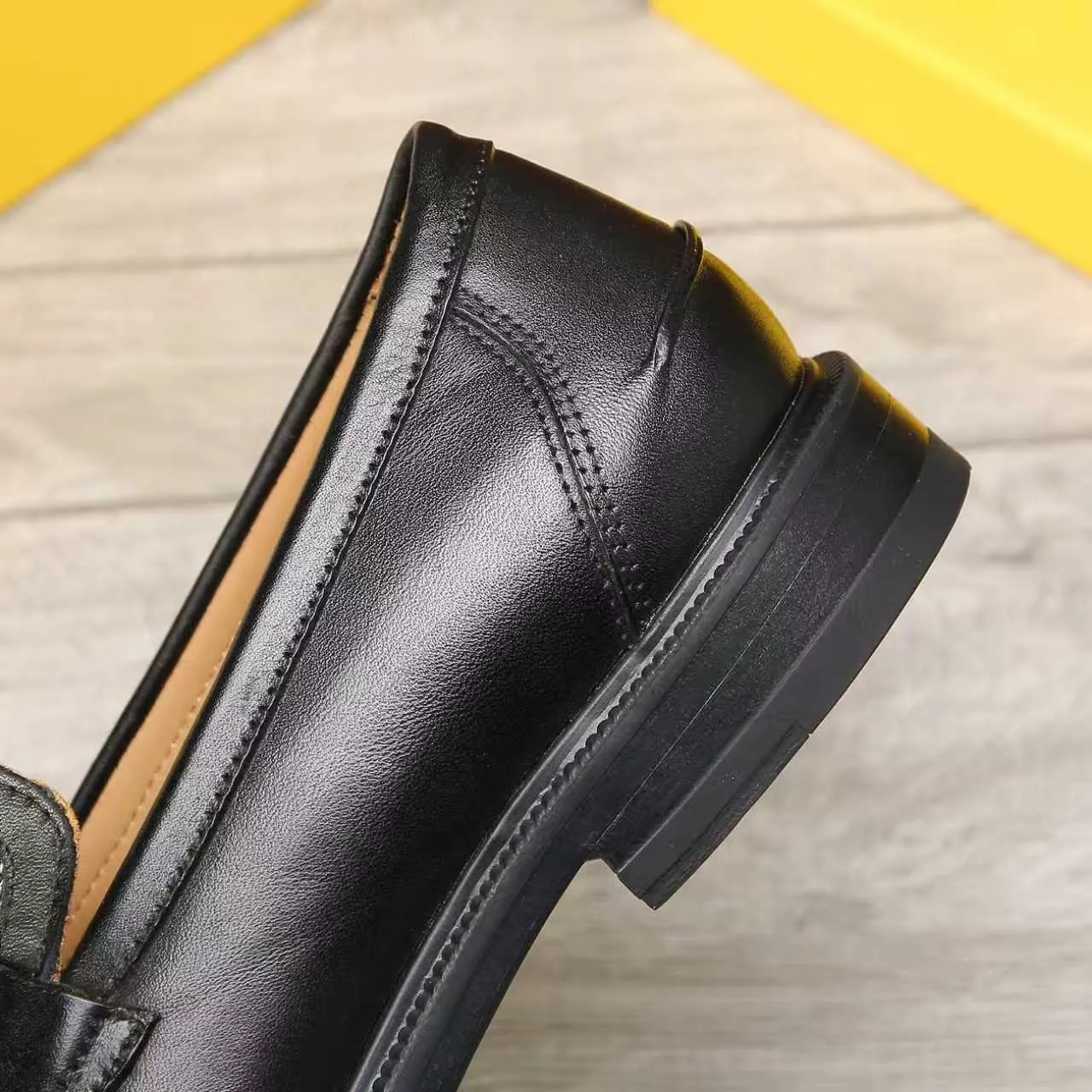 ​Men's shoes 💰 500 💰 Water dyed cowhide 🆘 The latest FENDI ( Fendi ) new casual leather shoes 🕶️🕶️ Simple routing effect, showing an elegant and cool driving shoe 🎬Made of Italian 🇮🇹 imported calfskin + first-layer water-dyed cowhide lining🐂Excellent material🎬Detailed workmanship 🤗Comfortable foot feel➰➰. ​Pair it with any outfit to show your taste and temperament, low-key luxury ♻️Design ​simple and elegant ​noble and fashionable 🍃​Very loved and favored by trendy men 💓❤️Size: 38-44 2⃣️colors available